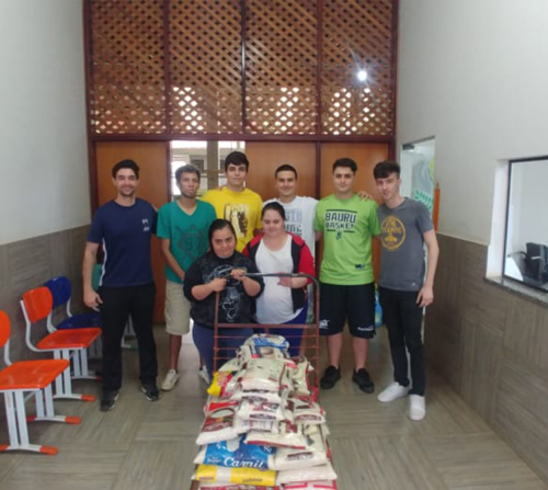 Grupos de amigos realizam futebol solidário