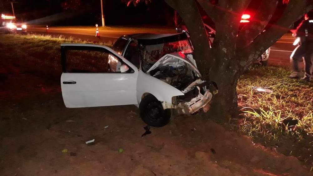 Bocaina: Motorista morre ao bater carro em árvore