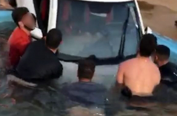 Garça:  jovem derruba carro em piscina e viraliza na Internet