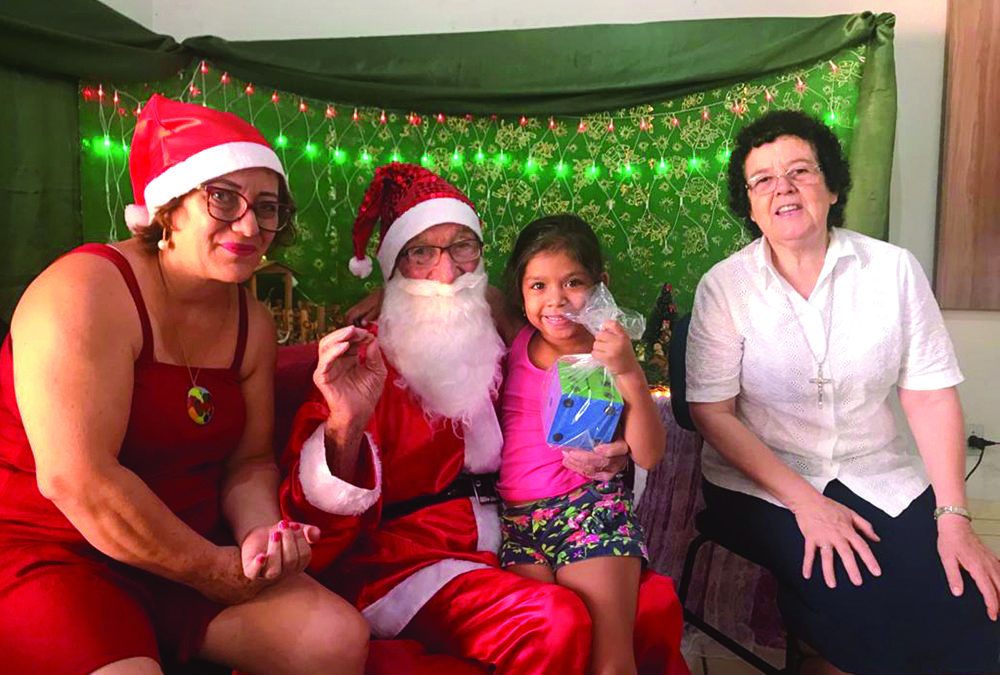 Luís Mazotti leva a magia do Natal às crianças das creches