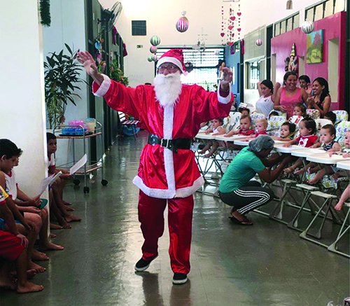 Creche de Itaju recebe o Papai Noel de Luís Mazotti