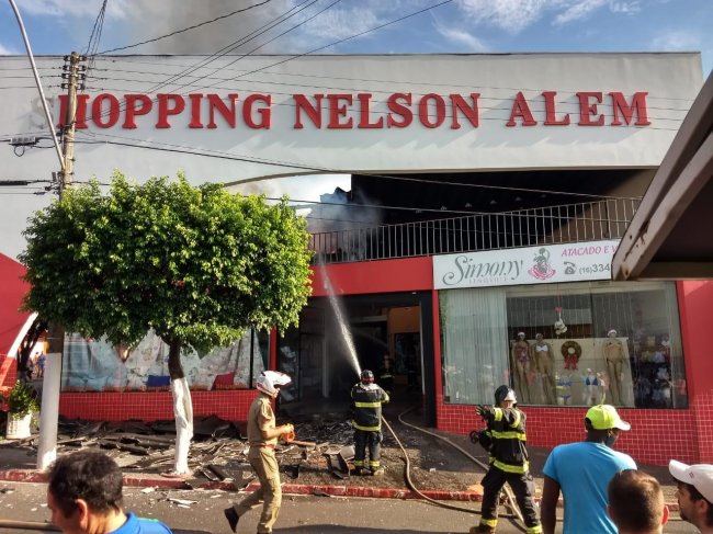 Incêndio atinge galeria na área central de Ibitinga