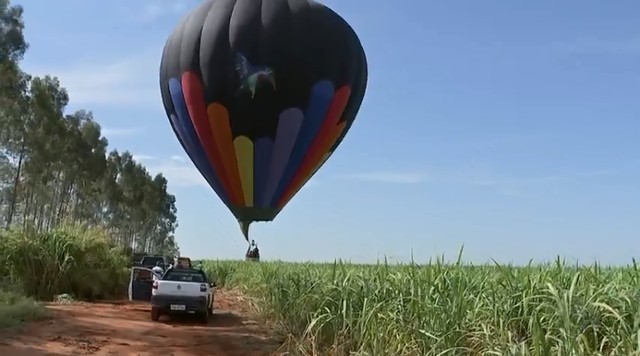 Boraceia: Ventania desvia rota de balão e obriga Papai Noel a pousar em canavial