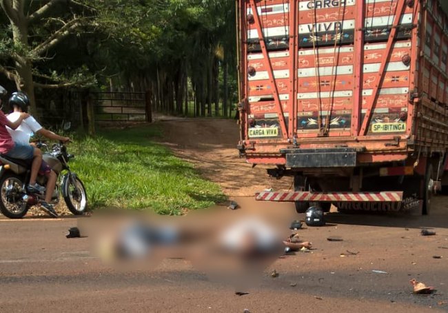 Colisão entre moto e caminhão mata dois jovens em Ibitinga