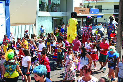 Carnaval Abre Alas tem marchinhas, sambas, confete e serpentina
