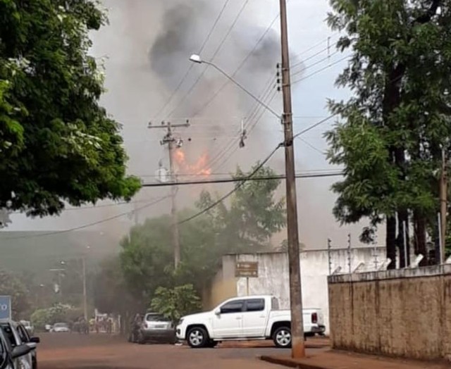 Incêndio atinge fábrica de artefatos de madeira em Itapuí