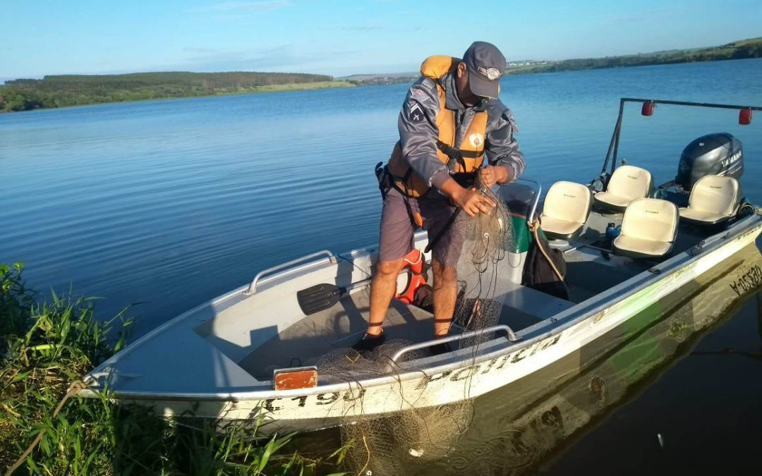 Pederneiras-Itapuí: PM Ambiental autua por pesca ilegal no rio Tietê