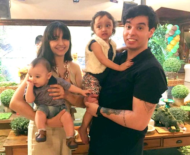 Mãe de menina com doença rara faz campanha na internet para conseguir cirurgia