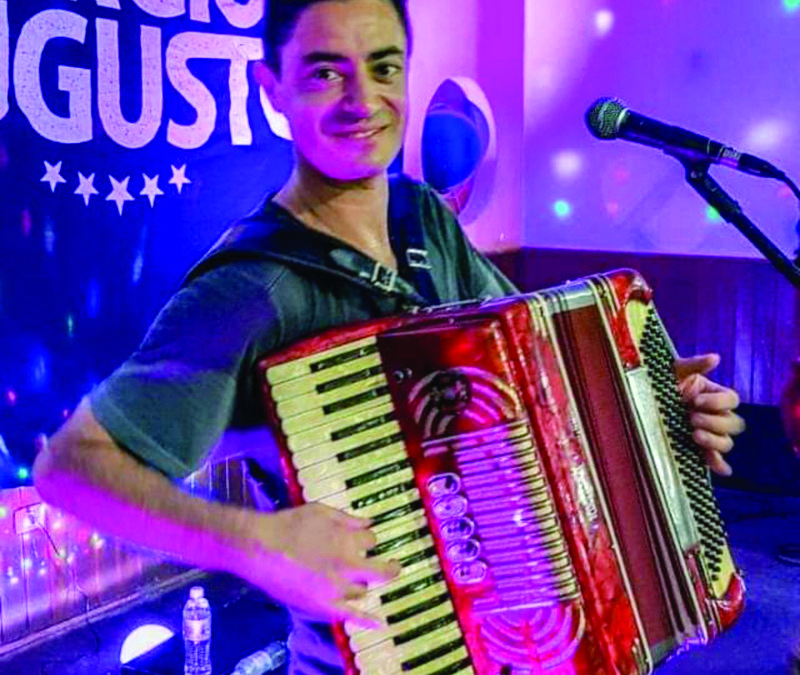 Sérgio Augusto se apresenta hoje no Baile da Terceira Idade