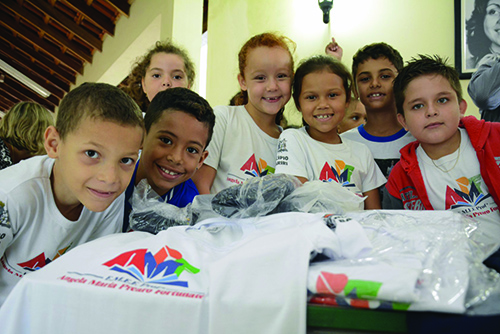 Prefeitura entrega uniformes e kits escolares à rede municipal de ensino