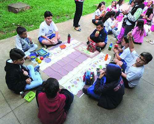 Alunos participam de piquenique com alimentação saudável