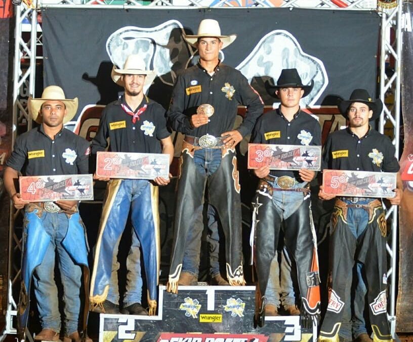 Gabriel da Silva Rodrigues é o campeão do rodeio em Boraceia