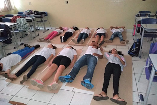 Aulas de Arte trazem consciência corporal aos alunos da Joseane