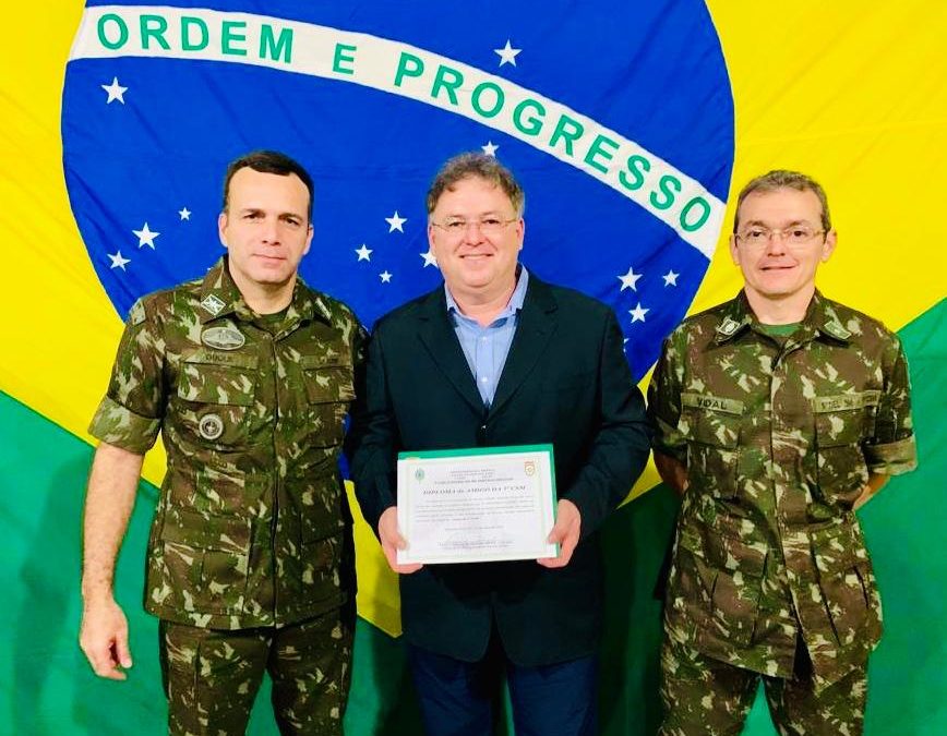 Neto Leoni recebe homenagem do Exército