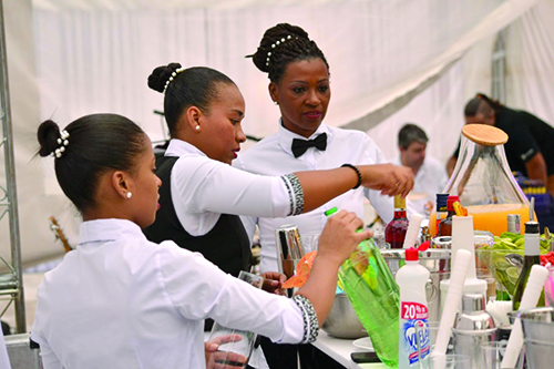 Família de bartenders faz sucesso com ritmo e drinks autorais