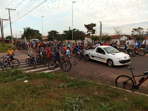 Passeio reúne ciclistas de todas as idades em Itaju
