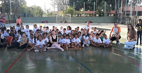 Escola Rosa Benatti tem apresentação de balé clássico