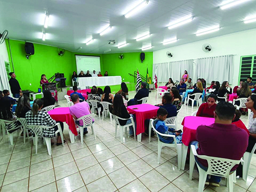 Itaju entrega certificados do curso de maquiagem
