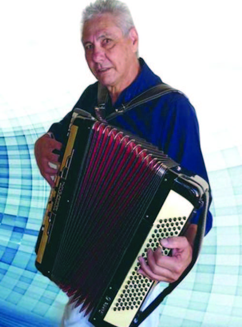 Roberto do Acordeon se apresenta no Clube da Melhor Idade