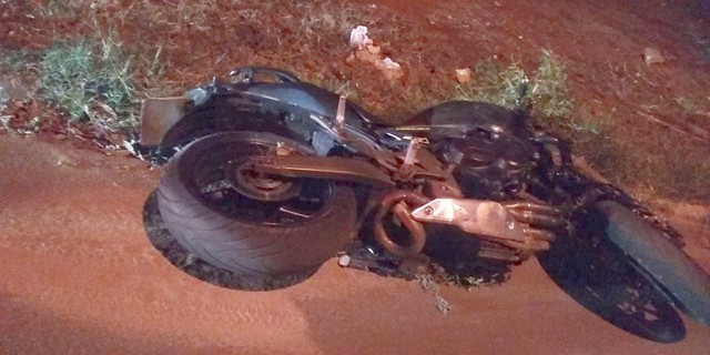 Piloto e garupa morrem ao bater moto em poste em Bocaina