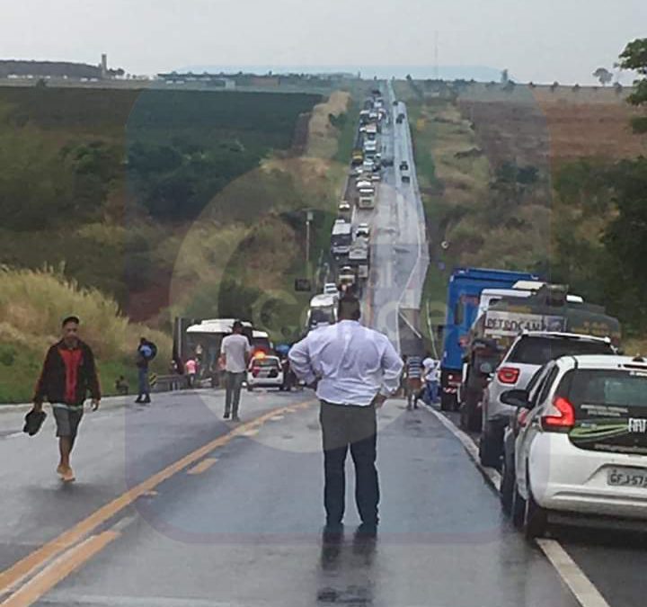 Caminhões e dois ônibus se envolvem em grave acidente na Jaú-Bocaina