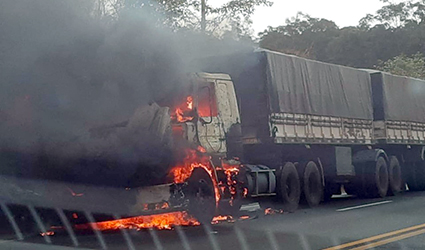 Jaú – Bariri: Carreta carregada com milho pega fogo