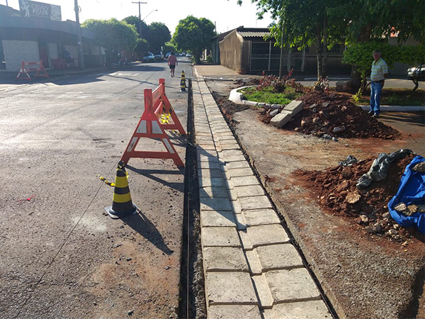 Pederneiras: Prefeitura constrói novas passagens de água no bairro Antônio de Conti