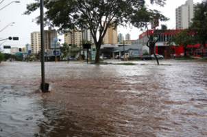 Bauru: Nações Unidas vira rio e veículos são arrastados na chuva forte