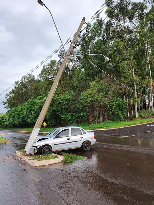 Boraceia: Carro bate em poste e afeta fornecimento de energia