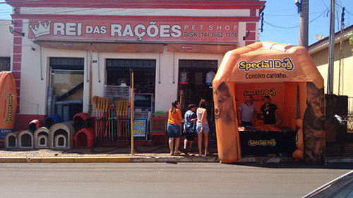 Rei das Rações recebe equipe da Special Dog