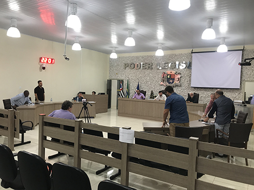 Morte de bebê repercute na Câmara e oposição “trava” pauta de votação