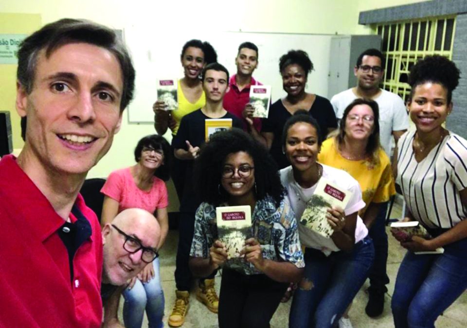 Candeia publica coluna do Clube do Livro Café com Leitura