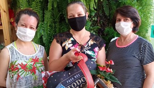 Mulheres ganham cestas no Dia dos Namorados