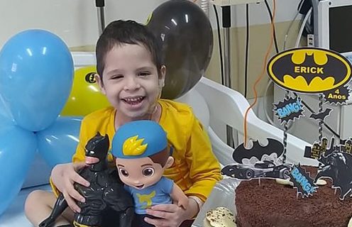 Equipe do HAC promove comemoração surpresa para paciente em isolamento