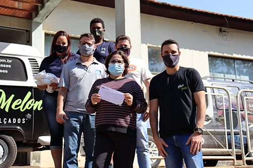 Balada em Casa Black Melon entrega itens arrecadados