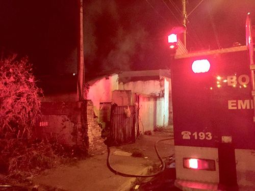 Bombeiros controlam princípio de incêndio no Industrial