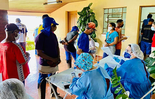 Saúde realiza 890 testes em empresa, com 107 positivos