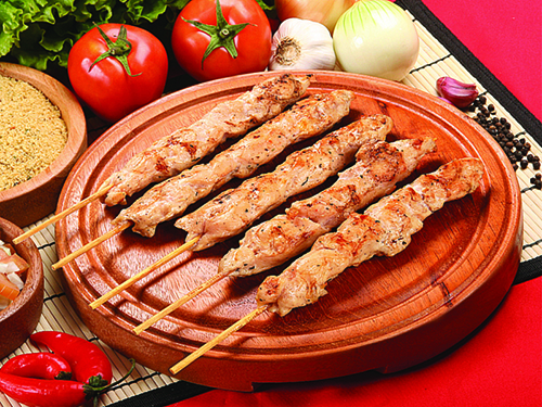 Paróquia central realiza venda de espetinho de frango