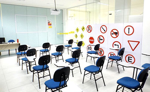 Detran autoriza retomada das aulas teóricas presenciais em CFCs