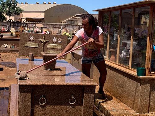 Com iluminação e sem missa, cemitério recebe população em Finados