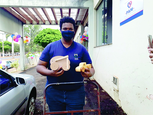 Entidades de Bariri recebem brinquedos