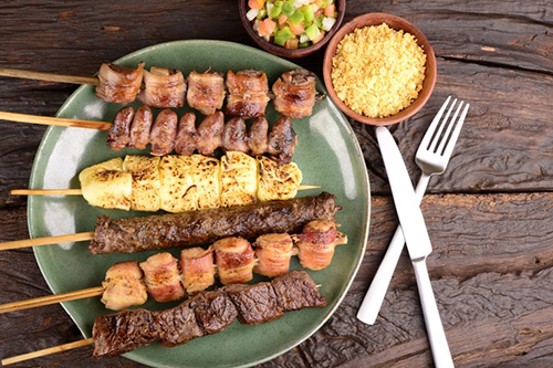 Apae realiza Noite dos Espetinhos na Praça da Matriz