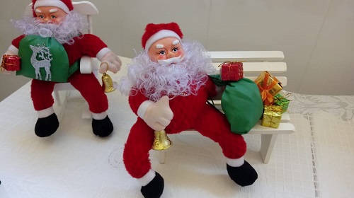 Árvores e enfeites no Outlet de Natal da Apae