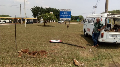 Veículos derrubam placas de trânsito em Bariri