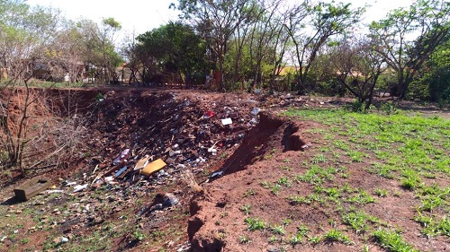 Moradores do Esperança II sofrem com lixo no “buracão”