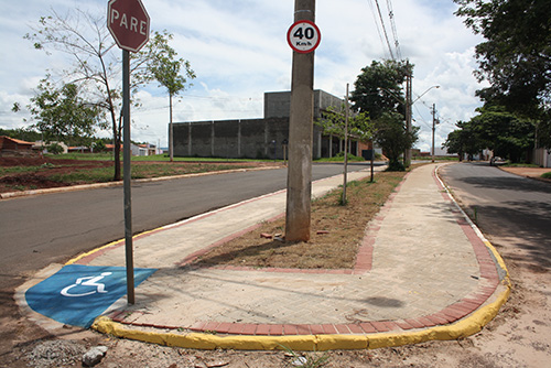 Prefeitura faz entrega de passeio público na Expressa Sul