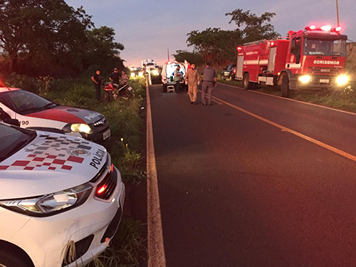 Acidente entre moto e carro deixa dois feridos