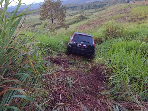 Motorista perde controle de veículo na SP-261