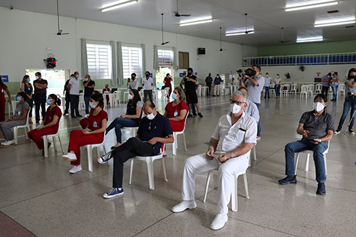 Bariri inicia aplicação de 400 doses de vacina em profissionais da saúde