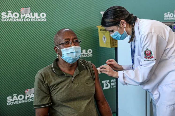 Vacinação em SP começa hoje, 18; veja horário e grupo prioritário